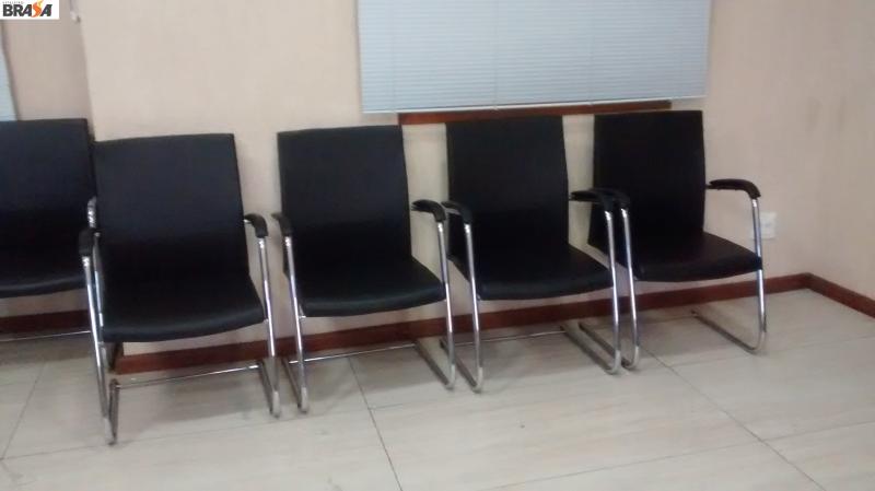 Estaleiro  BRASA - Estofamento das cadeiras do salão de palestra.